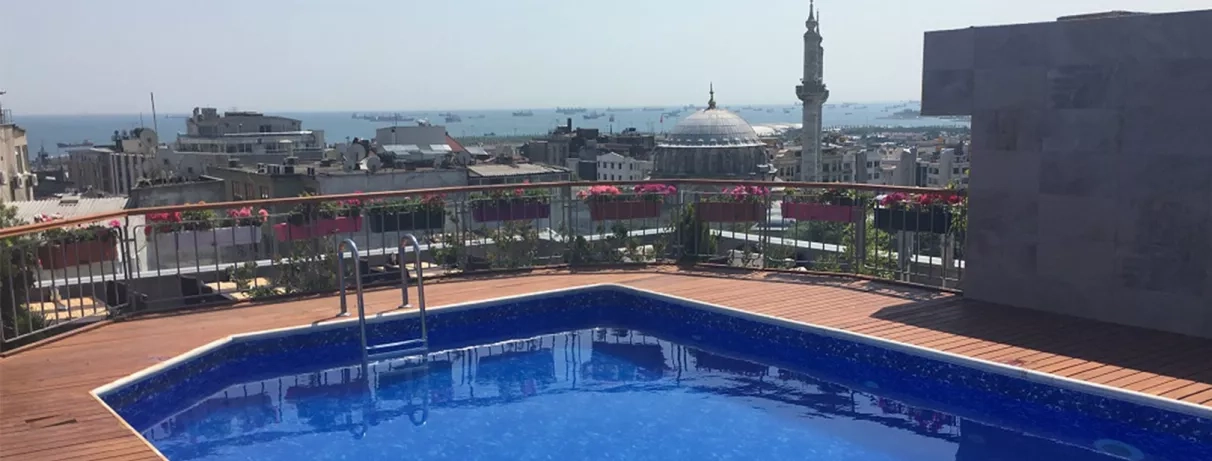 vue de la piscine extérieure de l'hôtel