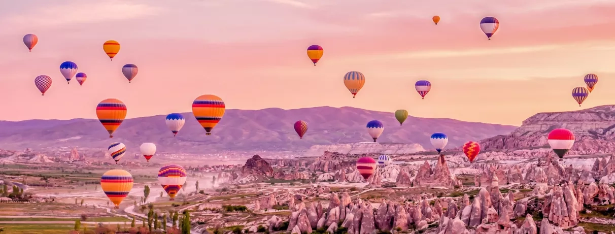 vue sur les montgolfière au lever du soleil