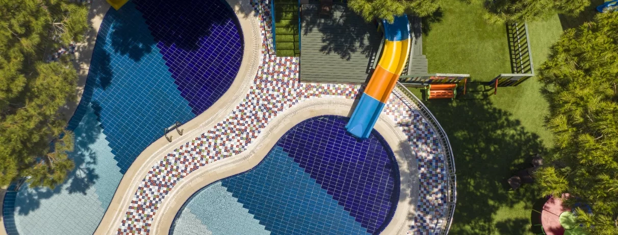 vue d'ensemble en hauteur des piscines avec un toboggan