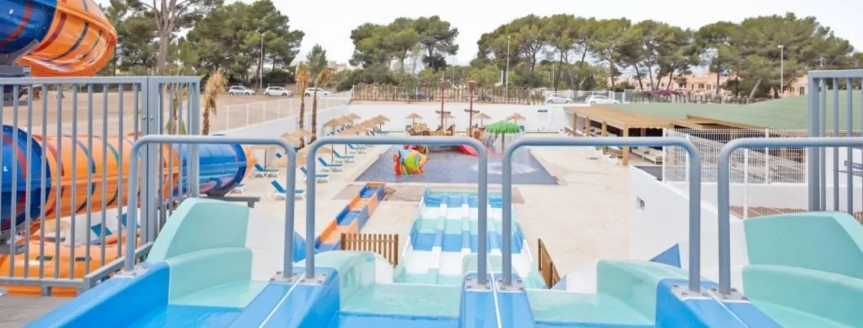 piscine avec des toboggans