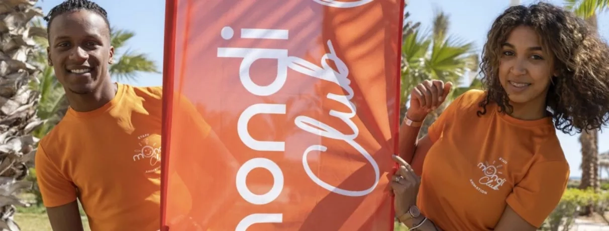 animateurs mondi club avec affiche