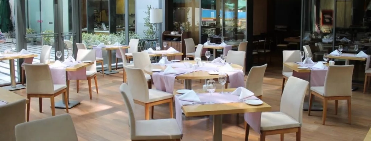 salle de restaurant avec tables dressées