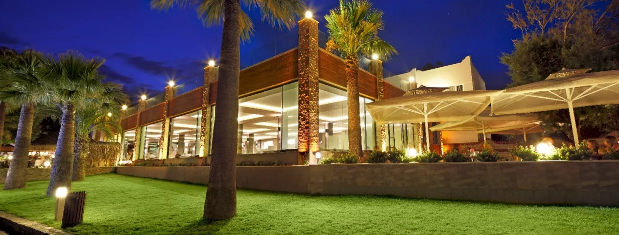 vue de nuit de l'extérieur de l'hôtel