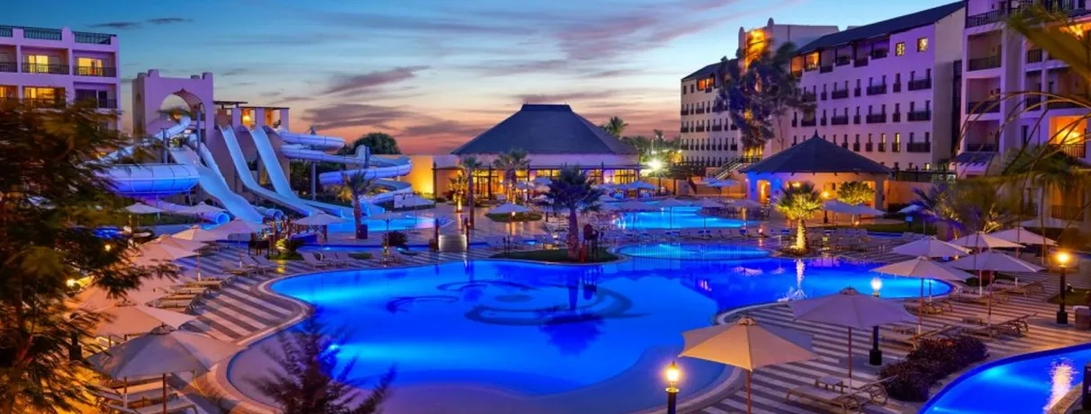 hôtel et piscine de nuit