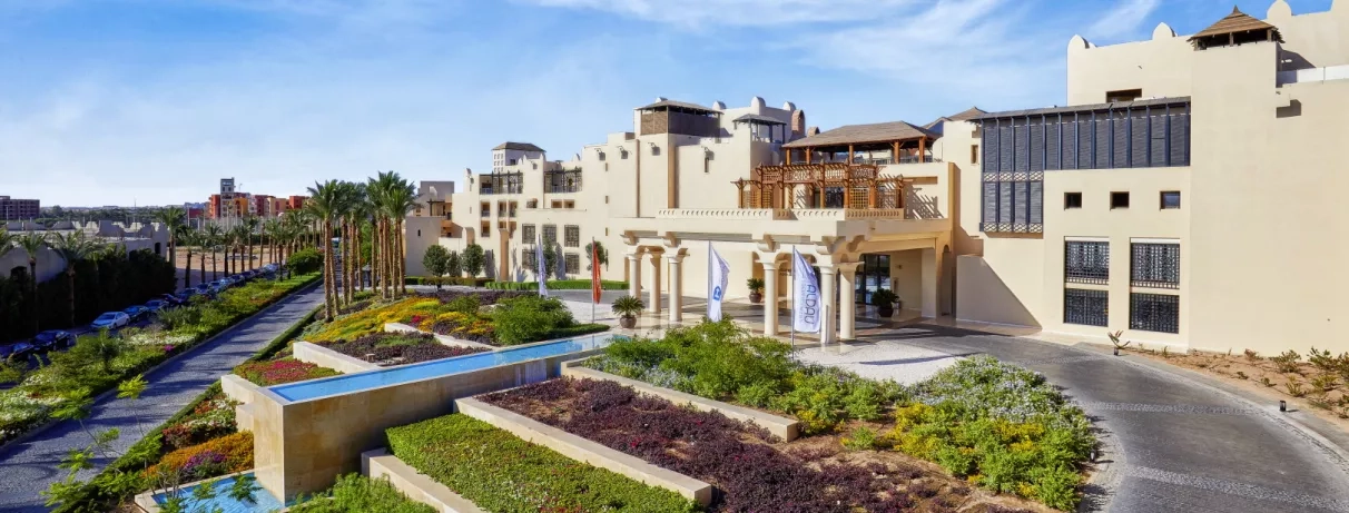 vue entrée extérieure de l'hôtel