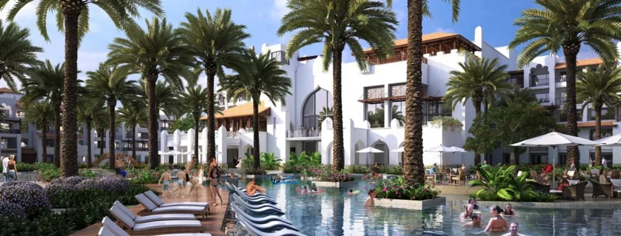 hôtel facade blanche et vue piscine