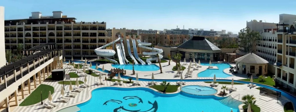 vue hôtel piscine et toboggans