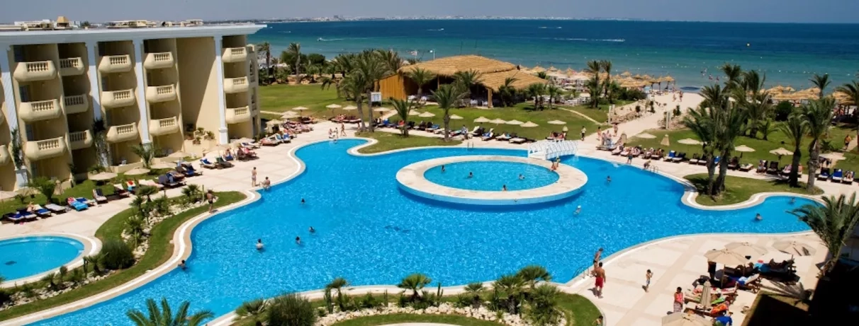 Grande piscine extérieure de l'hôtel Royal Thalassa à Monastir, Tunisie, face à la plage et mer.