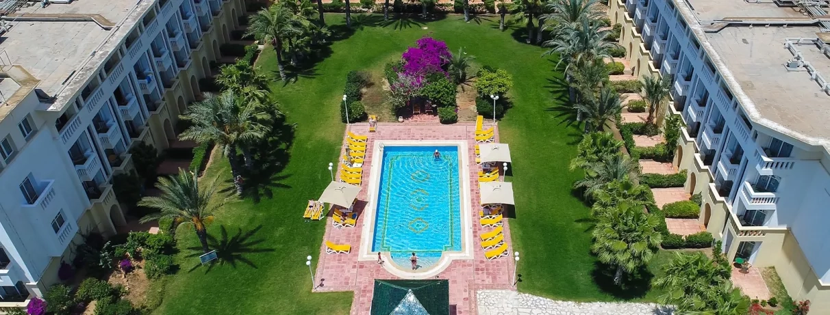 Vue aérienne sur la piscine extérieure et les bâtiments de l'hôtel