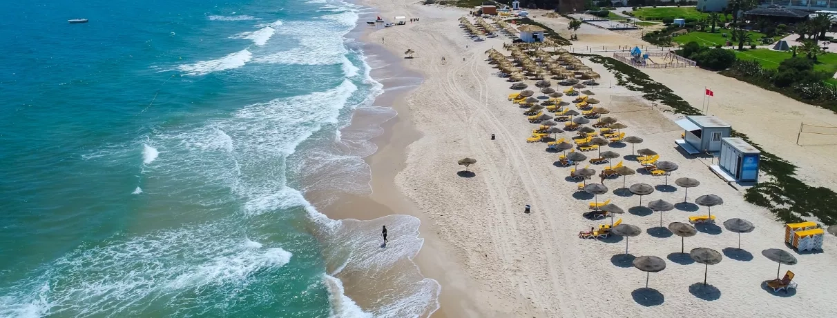 Vue aérienne de la plage avec transats 