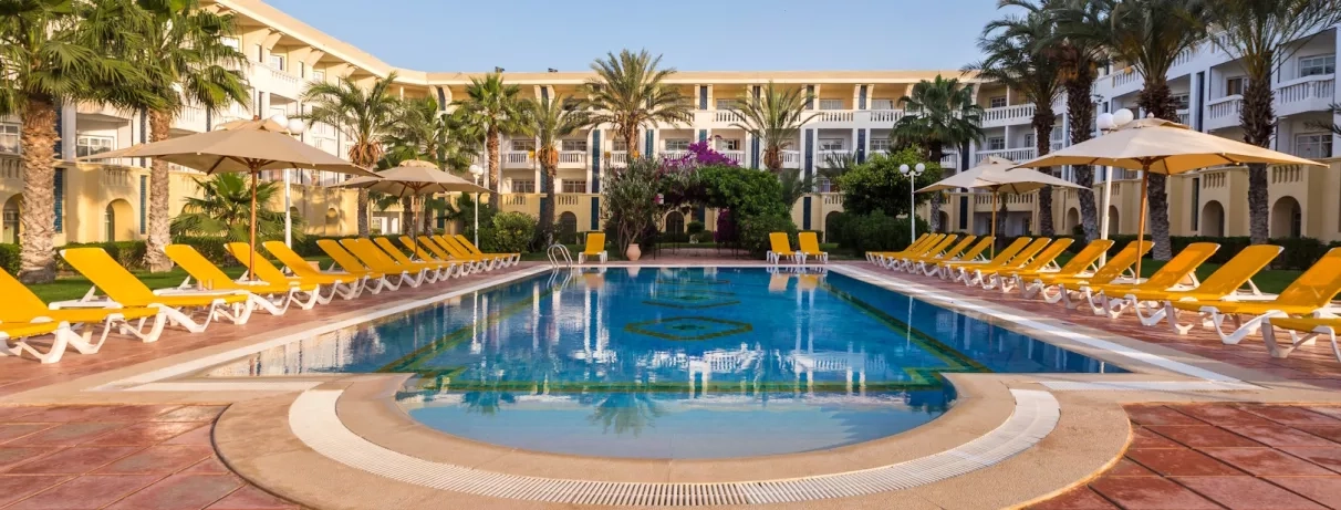 Piscine extérieure avec des transats jaune 