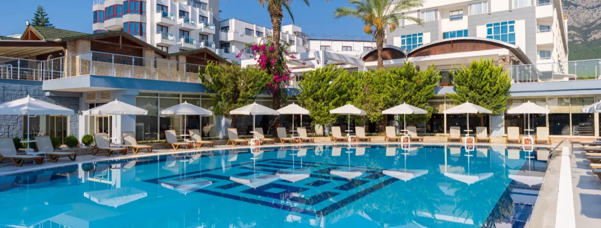 vue de la piscine extérieure et vue de l'hôtel