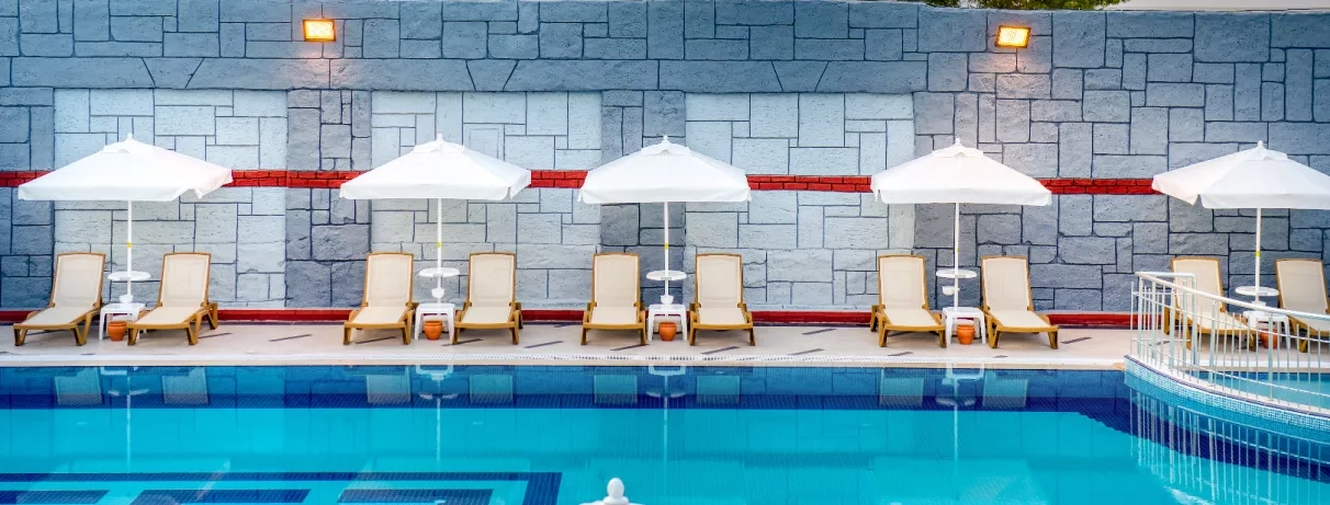 piscine extérieure avec parasols et transats