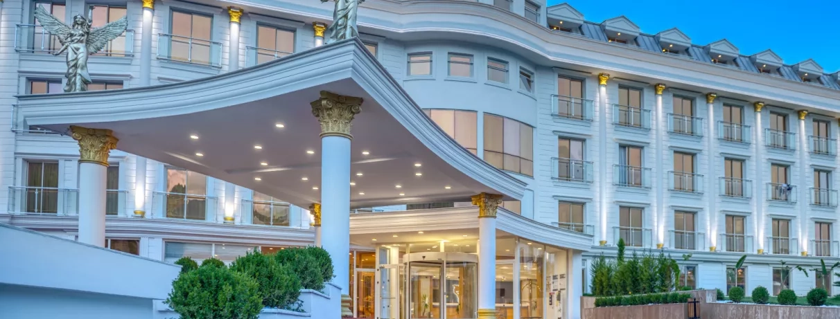 vue de la façade de l'hôtel avec sa porte d'entrée