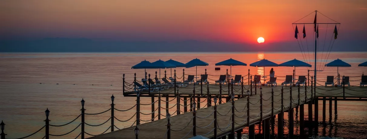vue du pont sur la mer au coucher du soleil