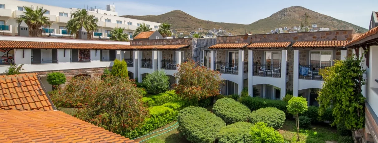 façade de l'hôtel avec son architecture et son jardin