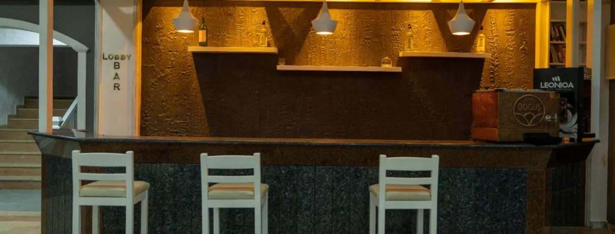 hall d'entrée avec comptoir de réception