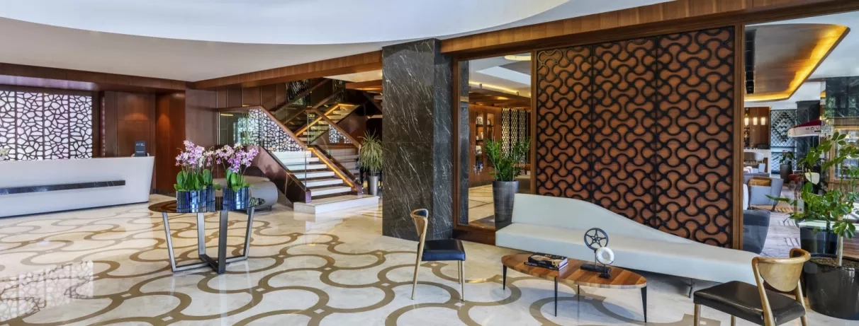 hall d'entrée avec comptoir de réception