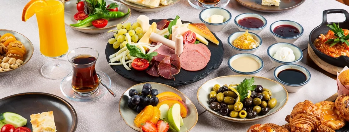 vue du buffet petits-déjeuners servis sur une table