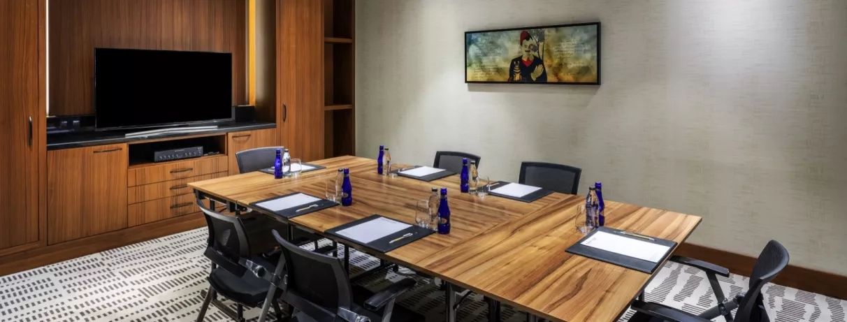 salle de conférence avec écran et équipements