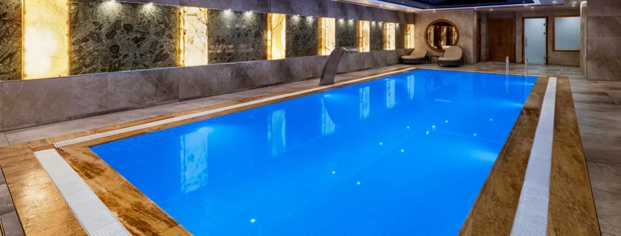 vue de la piscine intérieure 