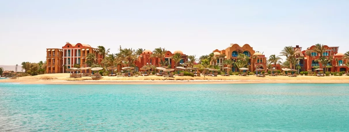 vue générale lontaine hotel et mer