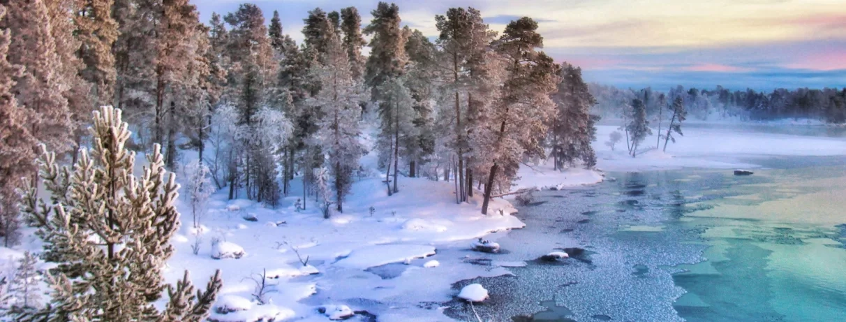 lac et forêt enneigée avec reflet de la couleur du ciel, ambiance hivernal