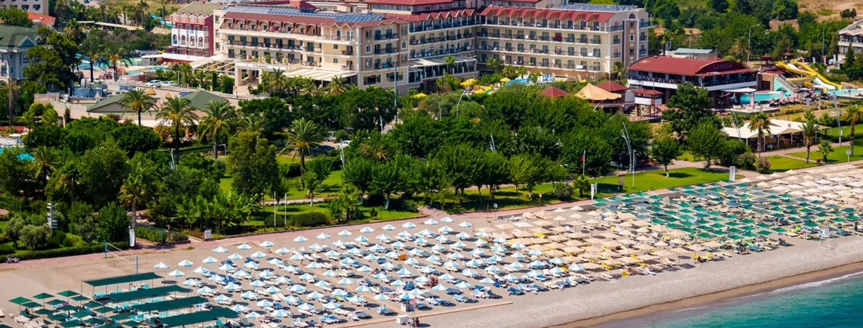 vue d'ensemble de la plage et de l'infrastructure de l'hôtel