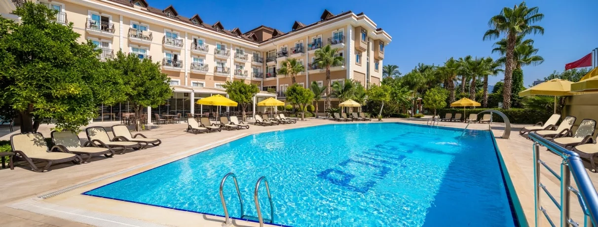 vue de la piscine extérieure et vue de l'hôtel