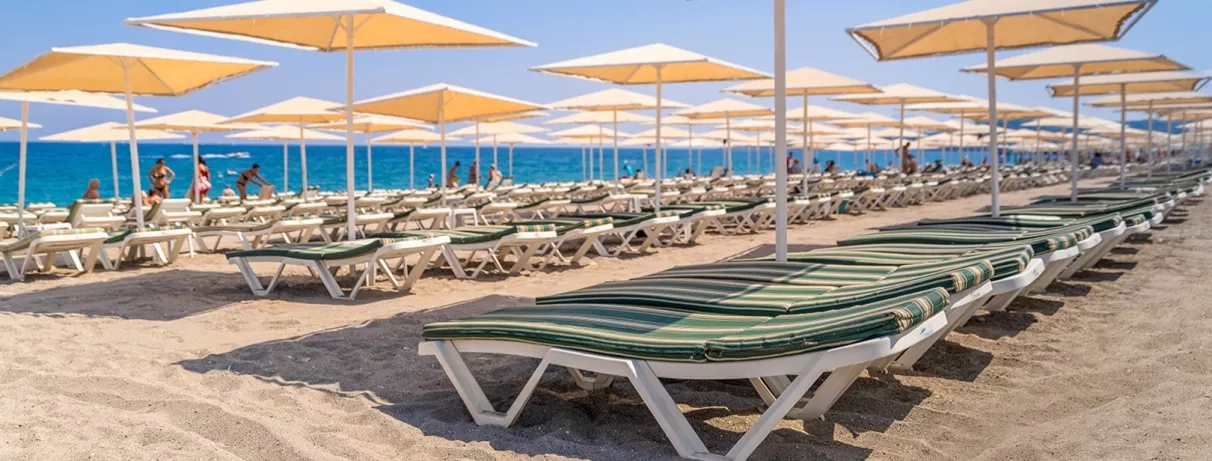 vue de la plage avec transats et parasols
