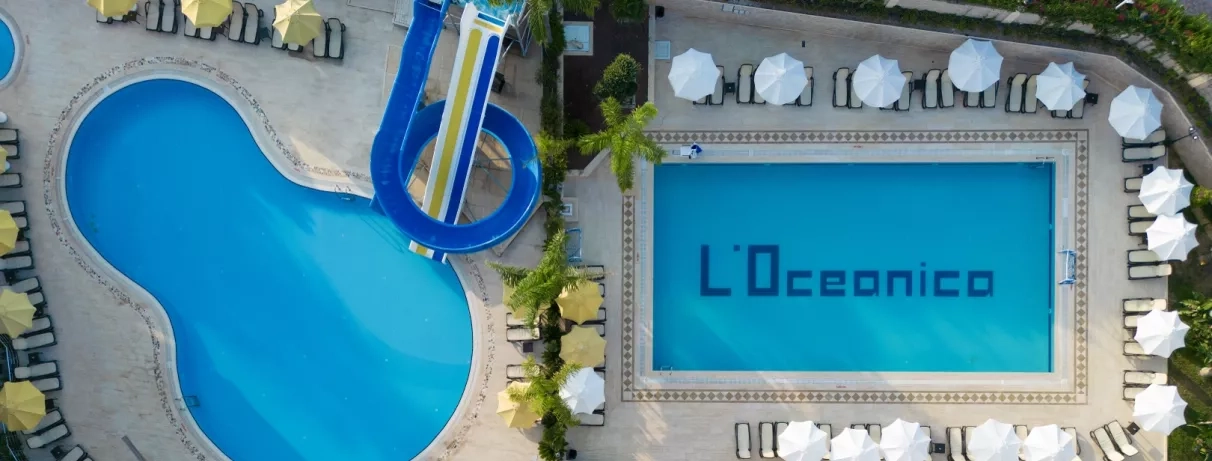 vue en hauteur des piscines avec toboggans