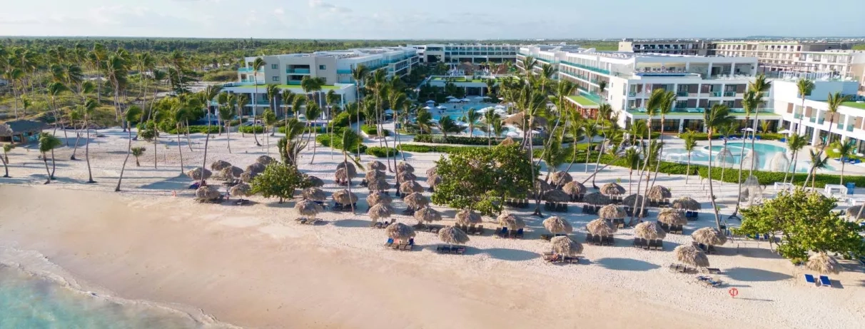 hôtel et plage, piscine, palmiers, eau turquoise, sable blanc, transats, pieds dans l'eau