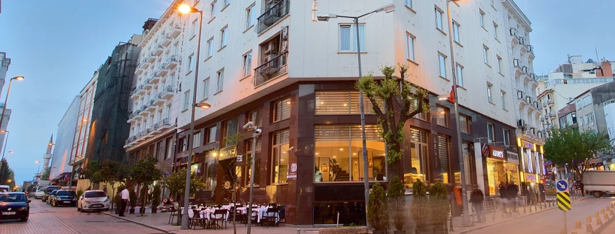 façade extérieur de l'hôtel avec vue sur l'entrée