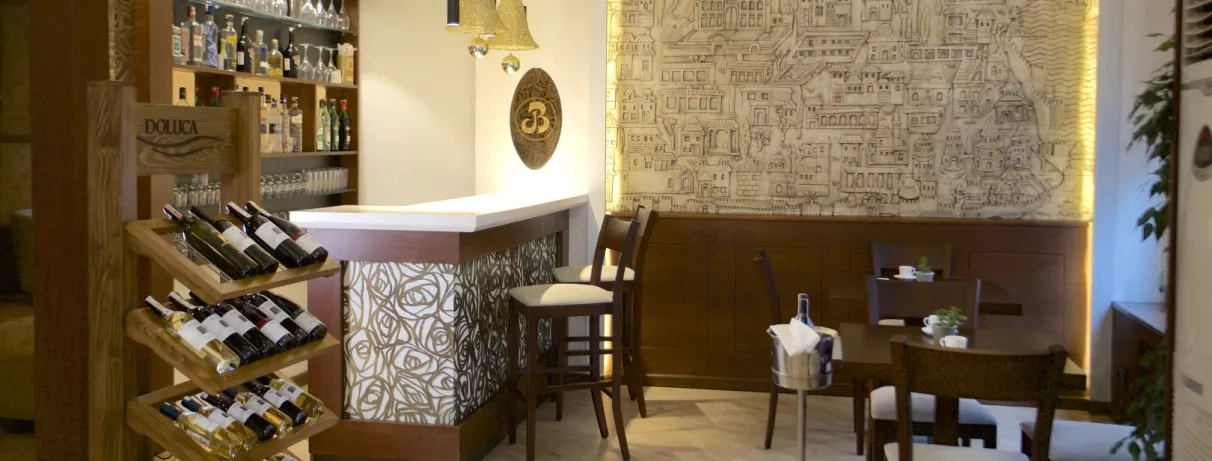 bar de la réception en hauteur avec chaises hautes 