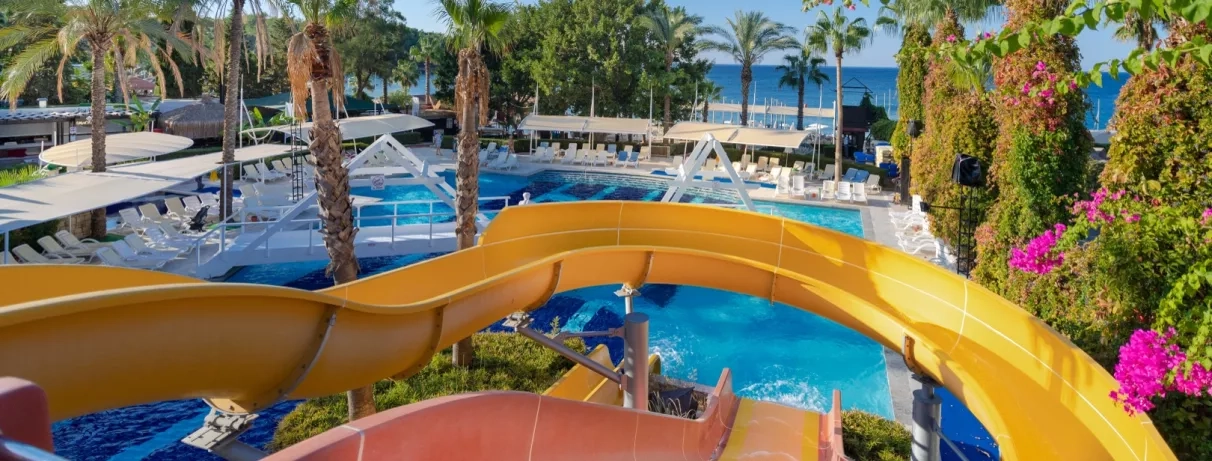 vue d'une piscine avec des toboggans 