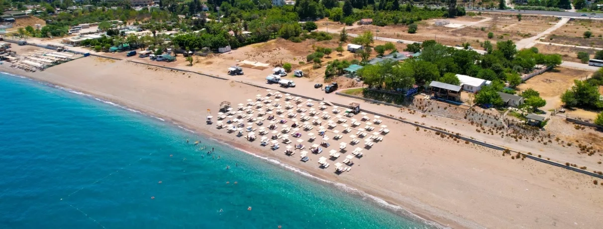 vue d'ensemble de la plage avec des transats