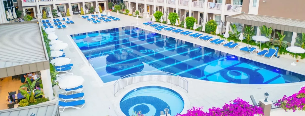 piscine extérieure avec transats et parasols