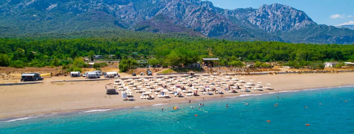 vue d'ensemble de la cote avec la plage et la montagne
