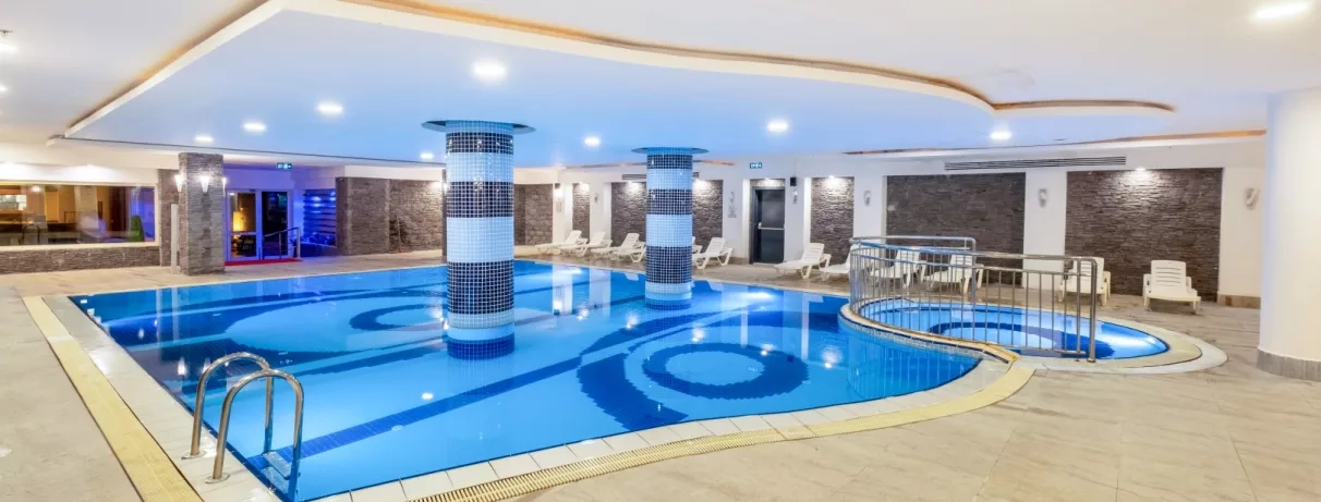 grande piscine intérieure relax