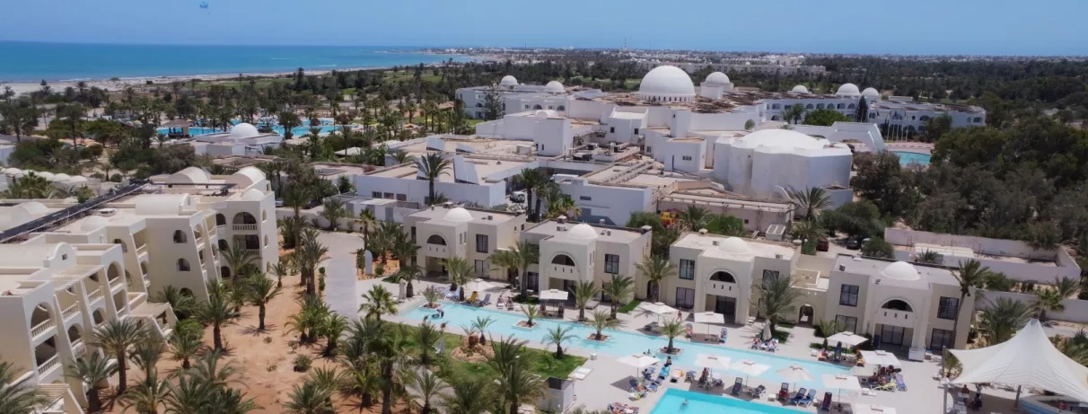 Complexe hôtelier César Thalasso à Djerba, Tunisie, avec piscines turquoises, architecture orientale et plage méditerranéenne.