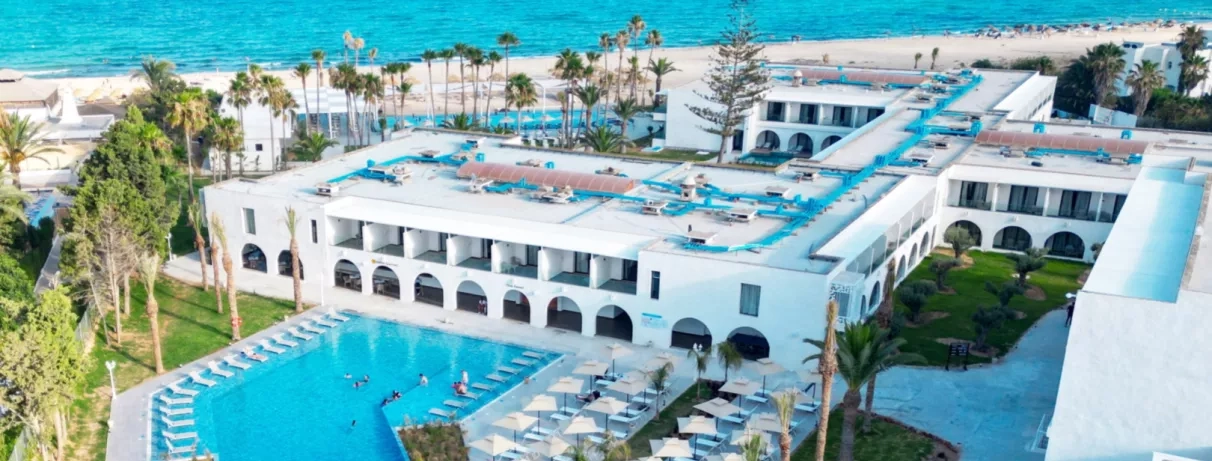 vue aérienne du bâtiment de l'hôtel et piscine extérieure 