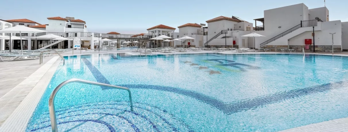 Une vue panoramique d'un bassin entouré d'une architecture moderne.