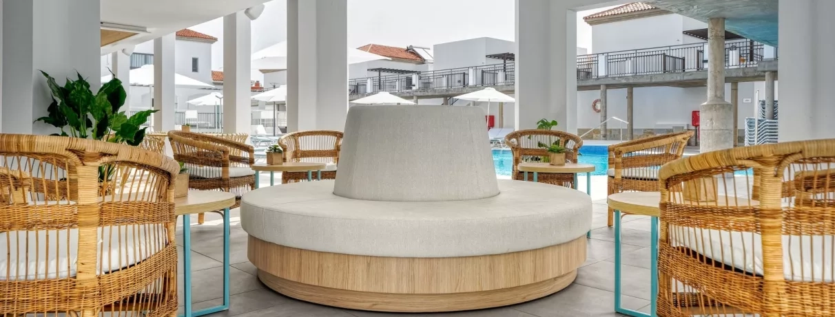 Un espace de réception lumineux et accueillant, décoré avec du mobilier en bois.