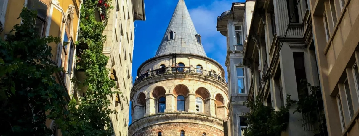 vue sur une tour dans les ruelles d'Istanbul 