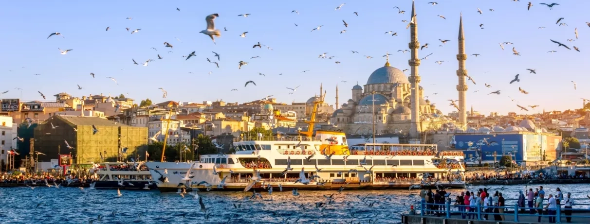vue sur la mosquée et le port d'Istanbul