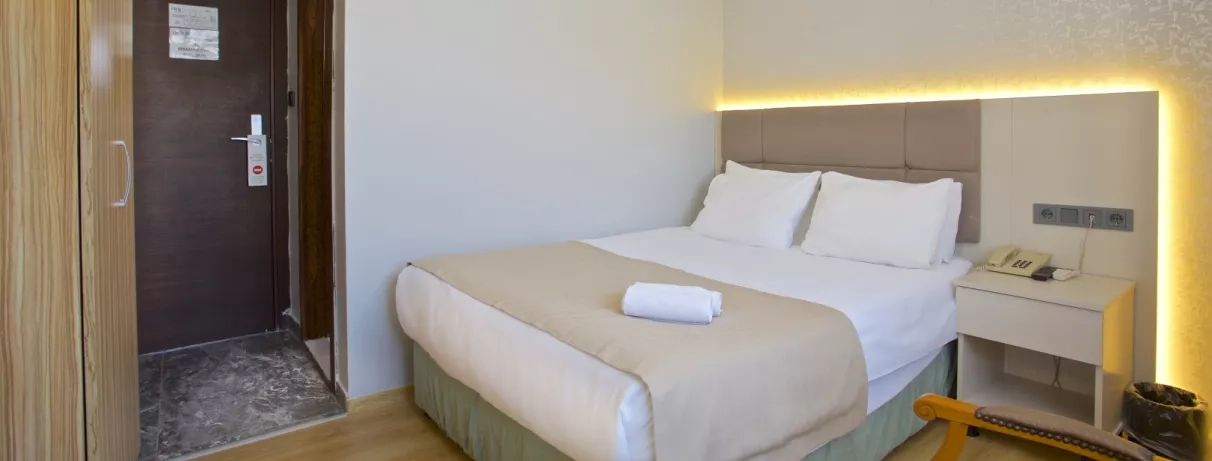 vue de la chambre avec un lit double