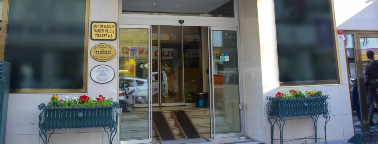 vue de la façade extérieur de l'hôtel avec sa porte d'entrée