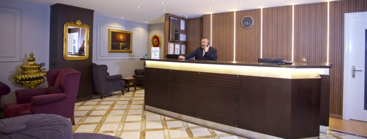 hall d'entrée avec le comptoir de réception