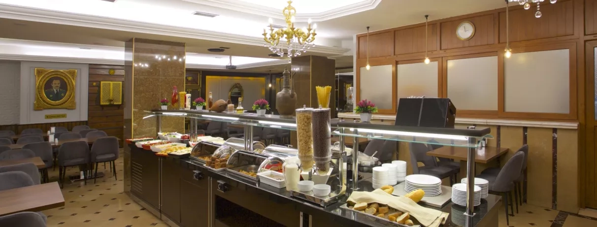 salle de restaurant avec le buffet