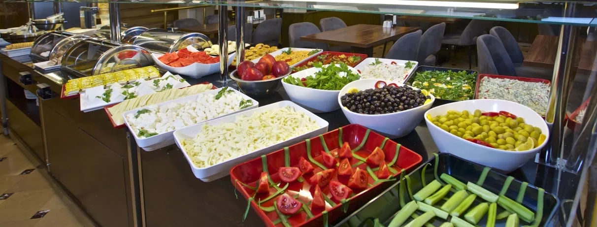 vue de près du buffet avec différents plats